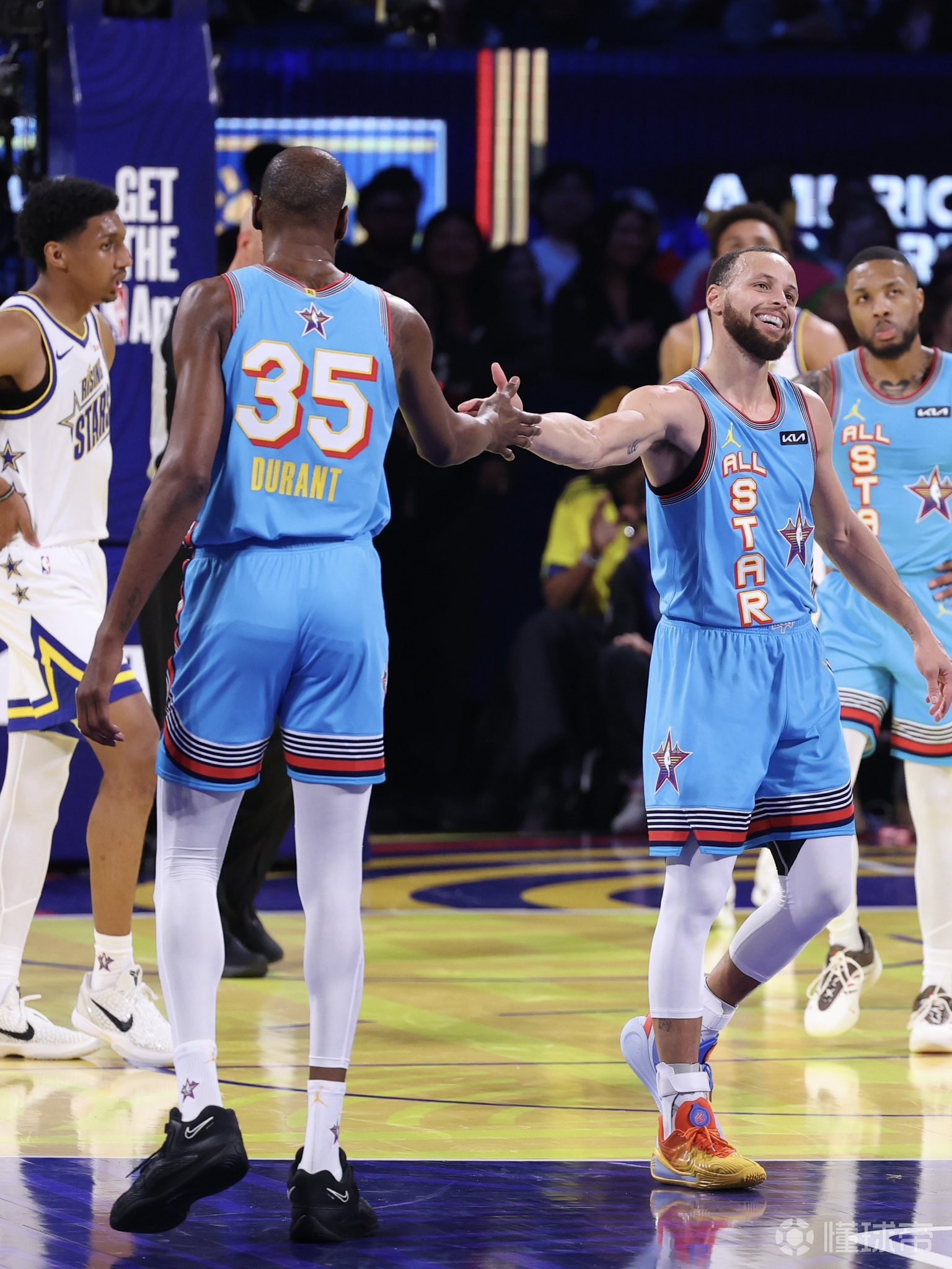 库里回归赛场，赛事规则更新首场状态亮眼，拜仁观众沸腾！